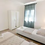 Appartement 2 In Einer Neuen Mit Pool In Ruhiger Lage By Interhome Umag