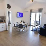 Appartement 2 In Einer Neuen Mit Pool In Ruhiger Lage By Interhome *