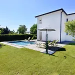 2 In Einer Neuen Mit Pool In Ruhiger Lage By Interhome Appartement *