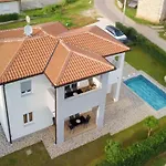 Appartement 2 In Einer Neuen Mit Pool In Ruhiger Lage By Interhome