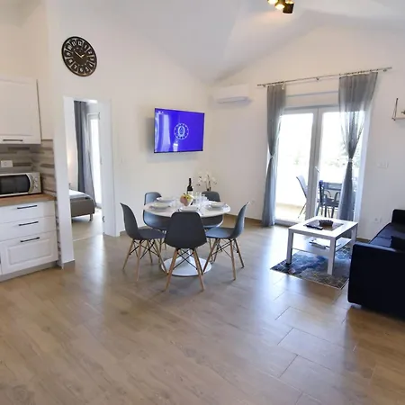 Apartamento 2 In Einer Neuen Mit Pool In Ruhiger Lage By Interhome *