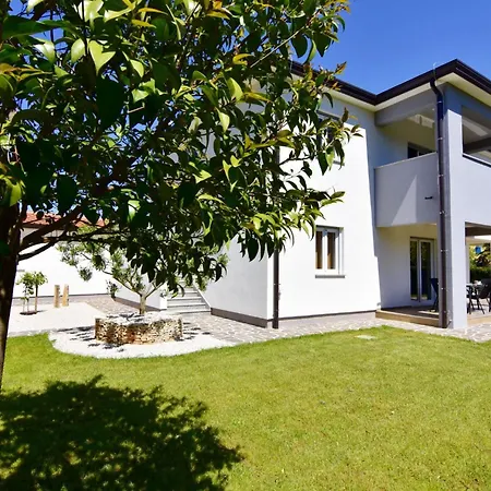2 In Einer Neuen Mit Pool In Ruhiger Lage By Interhome Apartamento