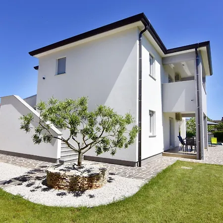 2 In Einer Neuen Mit Pool In Ruhiger Lage By Interhome Lejlighed *