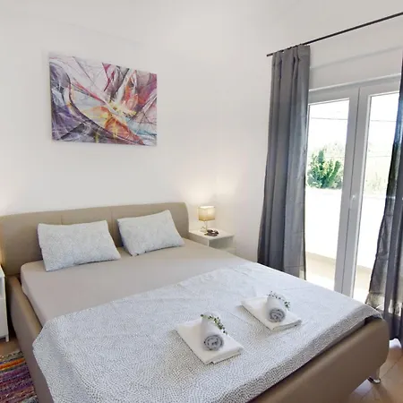 2 In Einer Neuen Mit Pool In Ruhiger Lage By Interhome Umag