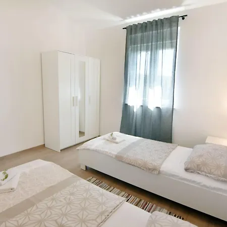 아파트 2 In Einer Neuen Mit Pool In Ruhiger Lage By Interhome 우마그