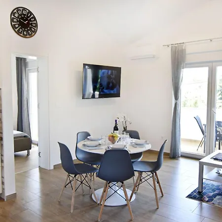 Appartement 2 In Einer Neuen Mit Pool In Ruhiger Lage By Interhome *