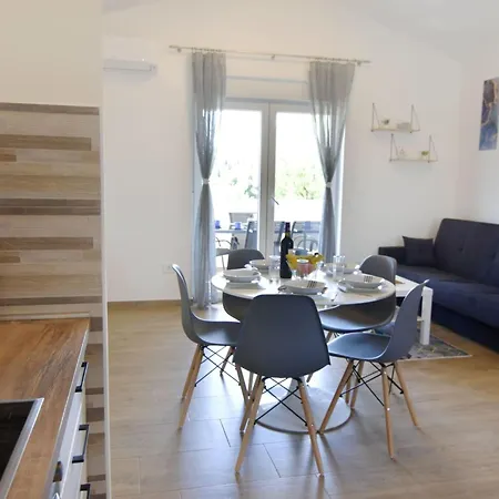 2 In Einer Neuen Mit Pool In Ruhiger Lage By Interhome *