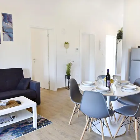 2 In Einer Neuen Mit Pool In Ruhiger Lage By Interhome *