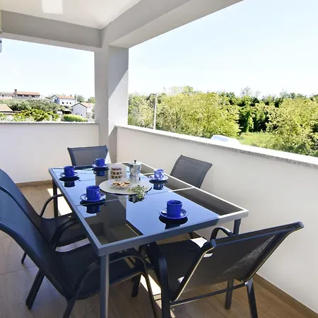 아파트 2 In Einer Neuen Mit Pool In Ruhiger Lage By Interhome 우마그