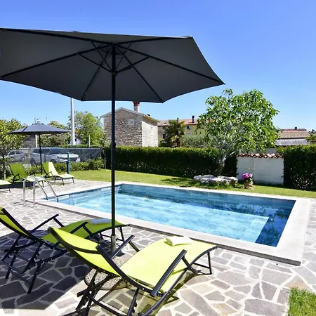아파트 2 In Einer Neuen Mit Pool In Ruhiger Lage By Interhome *
