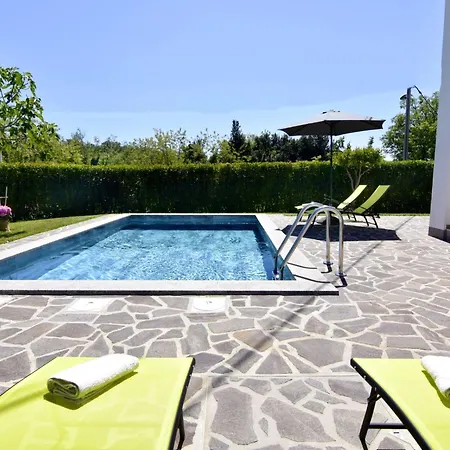 2 In Einer Neuen Mit Pool In Ruhiger Lage By Interhome 아파트