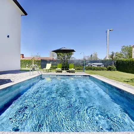 2 In Einer Neuen Mit Pool In Ruhiger Lage By Interhome 아파트