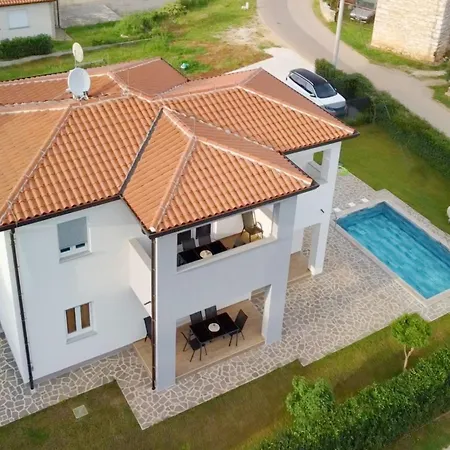 아파트 2 In Einer Neuen Mit Pool In Ruhiger Lage By Interhome