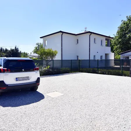 아파트 2 In Einer Neuen Mit Pool In Ruhiger Lage By Interhome *