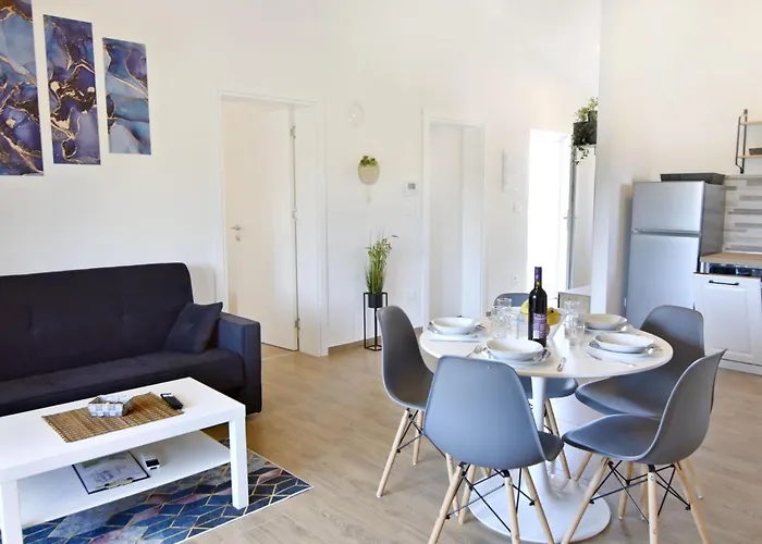 2 In Einer Neuen Mit Pool In Ruhiger Lage By Interhome *