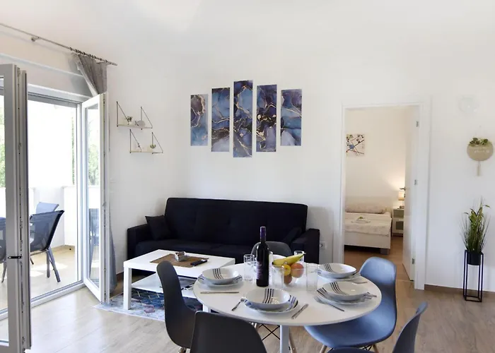 2 In Einer Neuen Mit Pool In Ruhiger Lage By Interhome *