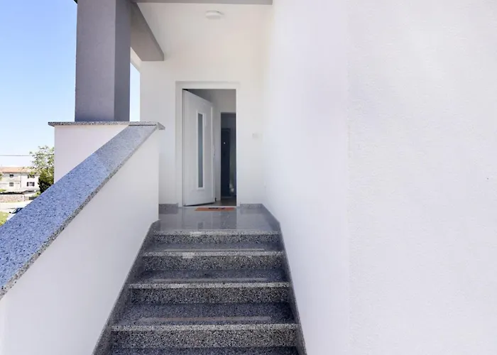 2 In Einer Neuen Mit Pool In Ruhiger Lage By Interhome Lejlighed Umag