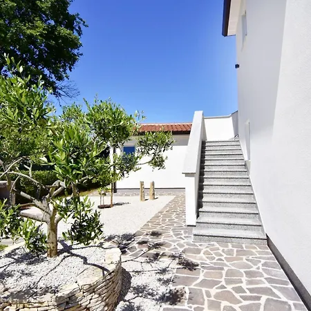 2 In Einer Neuen Mit Pool In Ruhiger Lage By Interhome דירה
