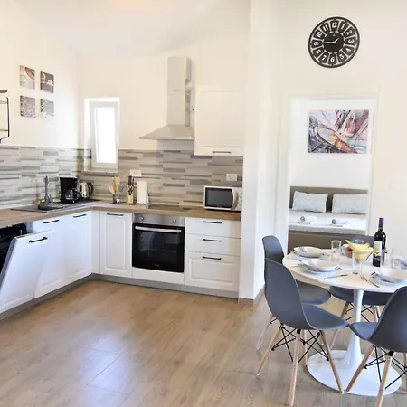 Апартаменты 2 In Einer Neuen Mit Pool In Ruhiger Lage By Interhome Умаг