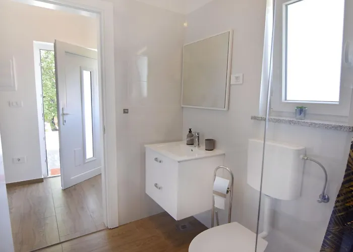 2 In Einer Neuen Mit Pool In Ruhiger Lage By Interhome *